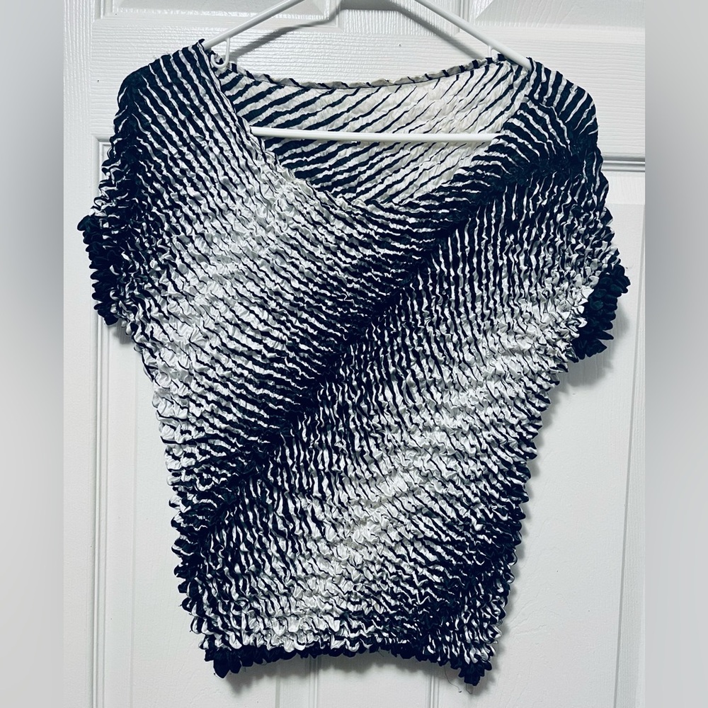 Women’s Black and White Popcorn Top ~ One Size